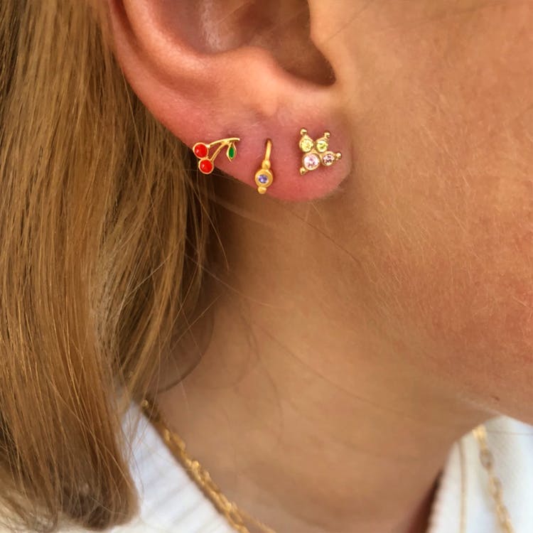 STINE A Jewelry Petit Cherry Enamel Earstick — Örhängen